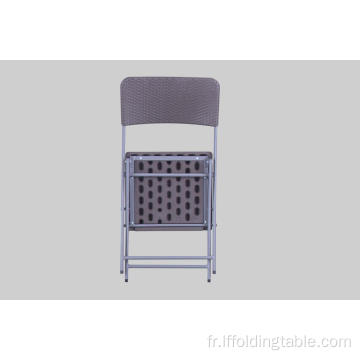 Chaise en rotin en plastique avec pieds en métal